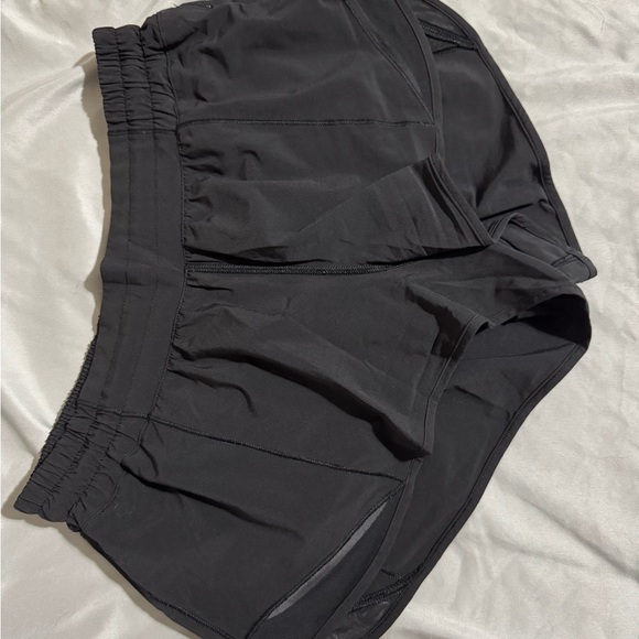LULULEMON 2.5” HOTTY HOT SHORT size 8🖤🖤 - Picture 3 of 6